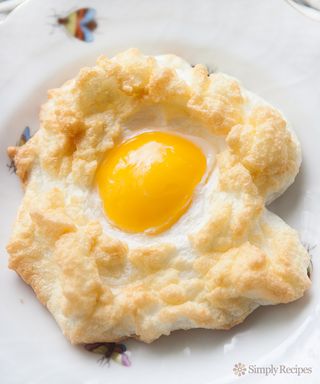 La receta de Simply Recipes incluye una pizca de queso rallado.
